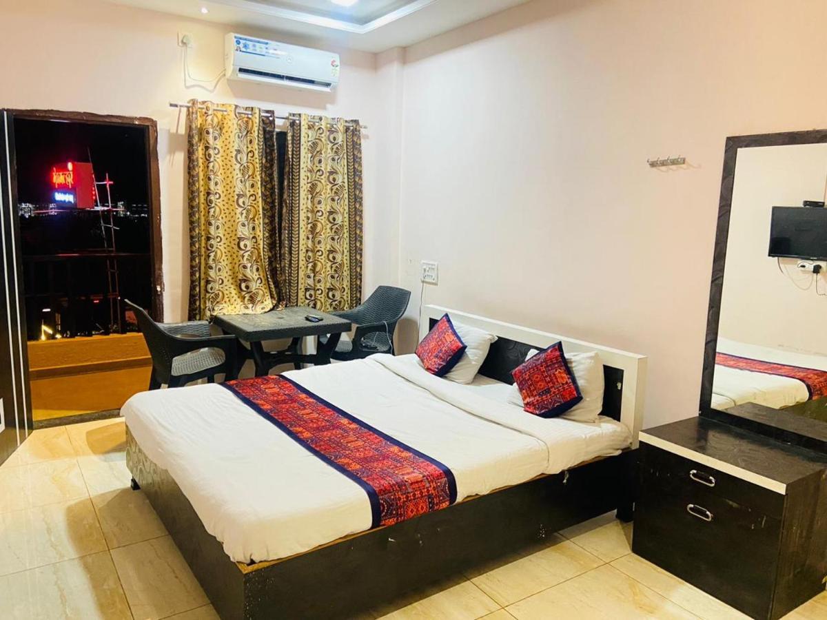 Hotel Meghmalhar Lodging Jejuri Екстер'єр фото
