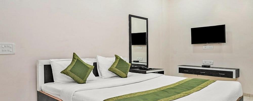 Hotel Meghmalhar Lodging Jejuri Екстер'єр фото